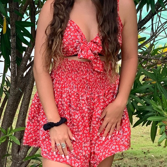 Red floral romper size small SHEIN - Picture 2 of 2